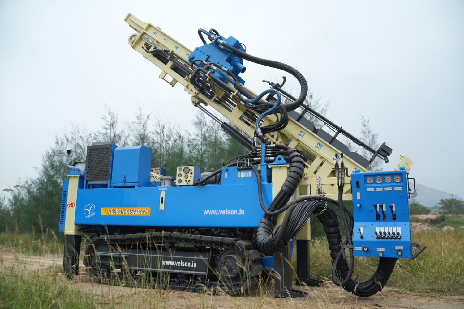 Velson V9 Cisada V+ crawler-mounted water-well rig