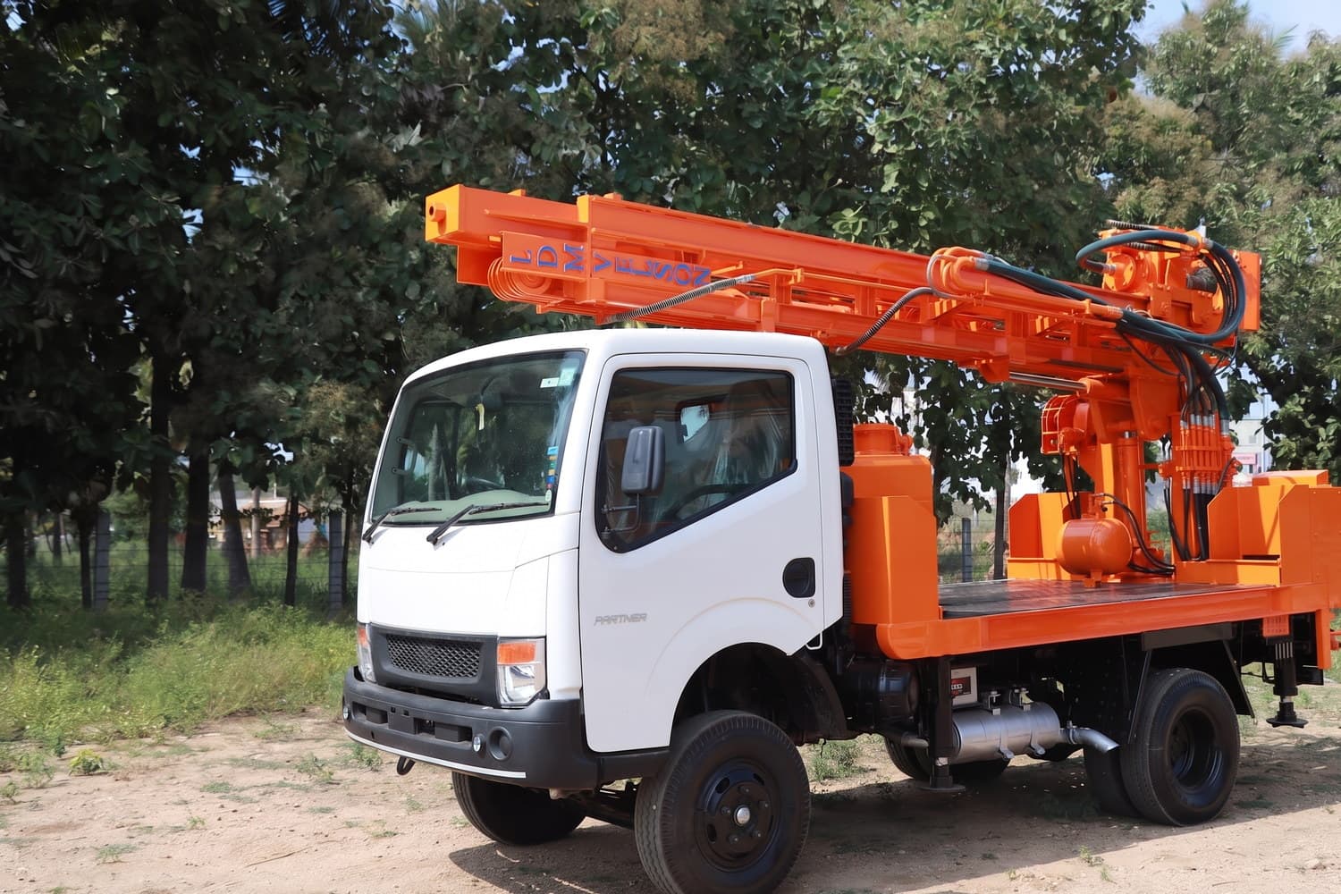 Velson V4 Red Fox light-commercial-vehicle-mounted water-well rig