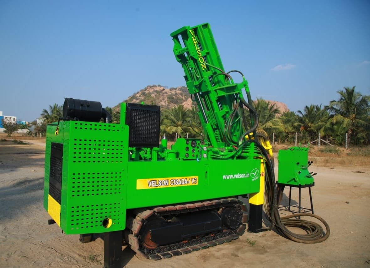 Velson Cisada V3i crawler-mounted water-well rig
